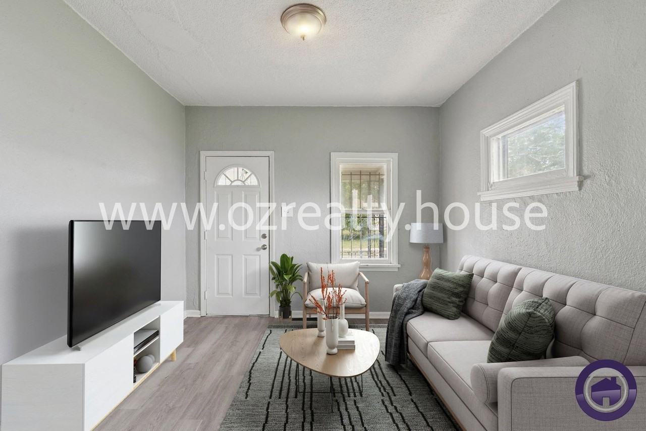207 Pulaski St - Photo 2 of 18