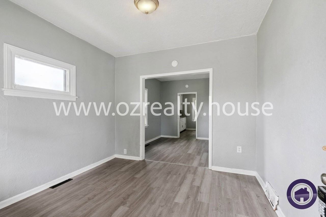 207 Pulaski St - Photo 3 of 18