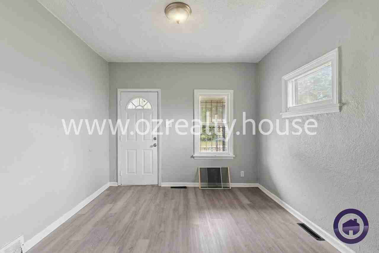207 Pulaski St - Photo 4 of 18