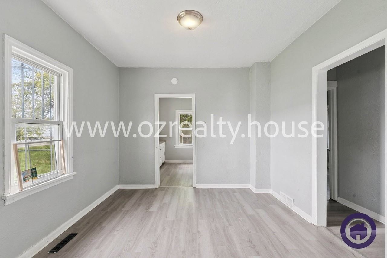 207 Pulaski St - Photo 5 of 18