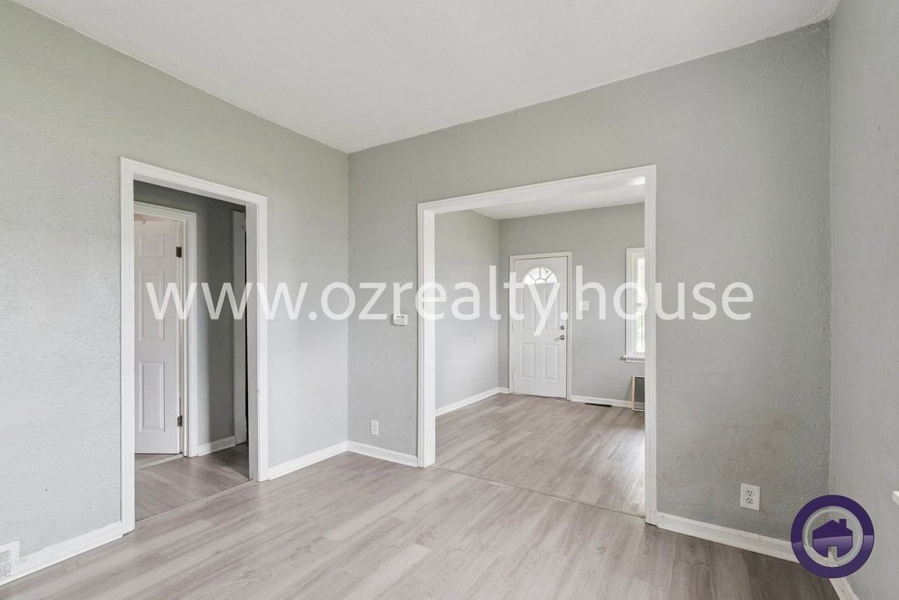 207 Pulaski St - Photo 7 of 18