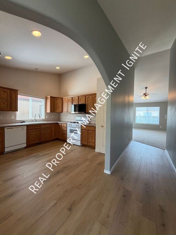 309 Nw Antler Loop - Photo 2 of 17