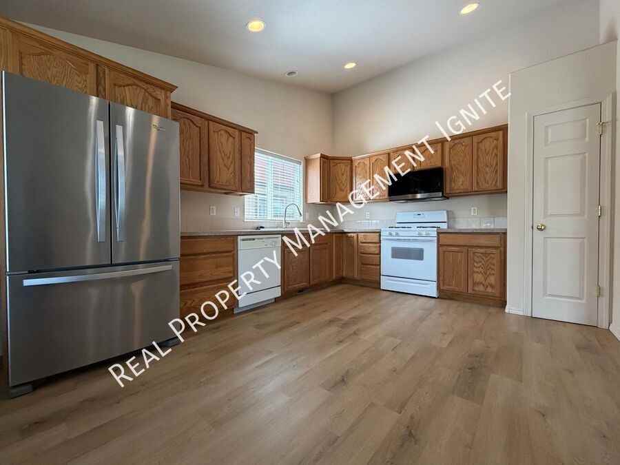 309 Nw Antler Loop - Photo 3 of 17