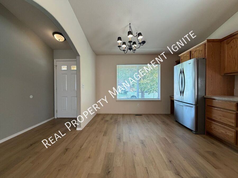309 Nw Antler Loop - Photo 4 of 17