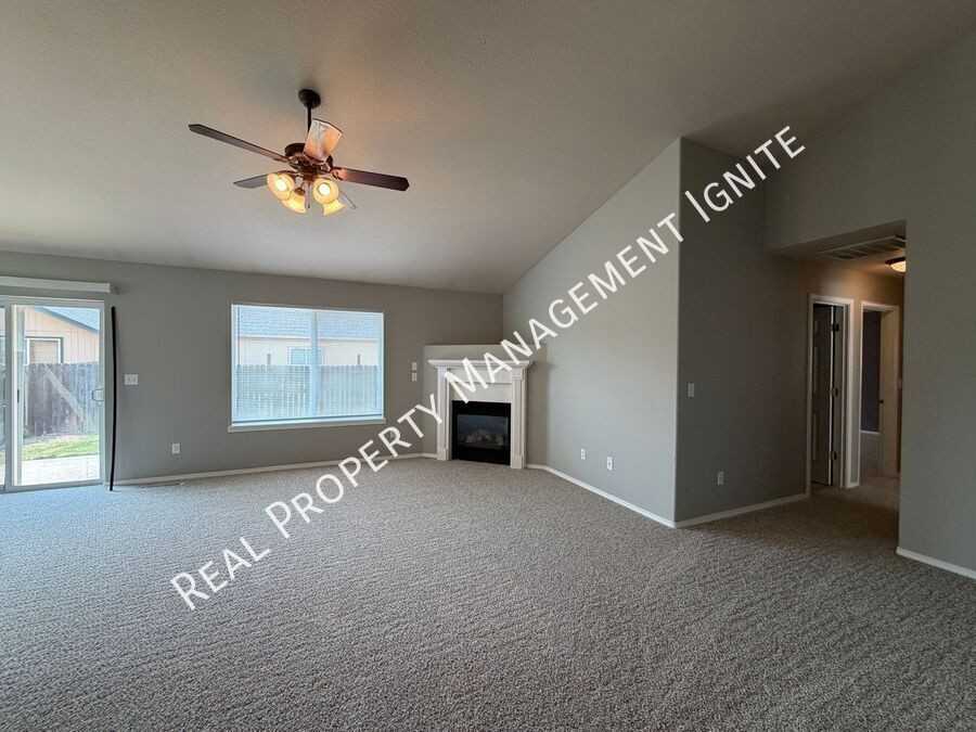 309 Nw Antler Loop - Photo 5 of 17