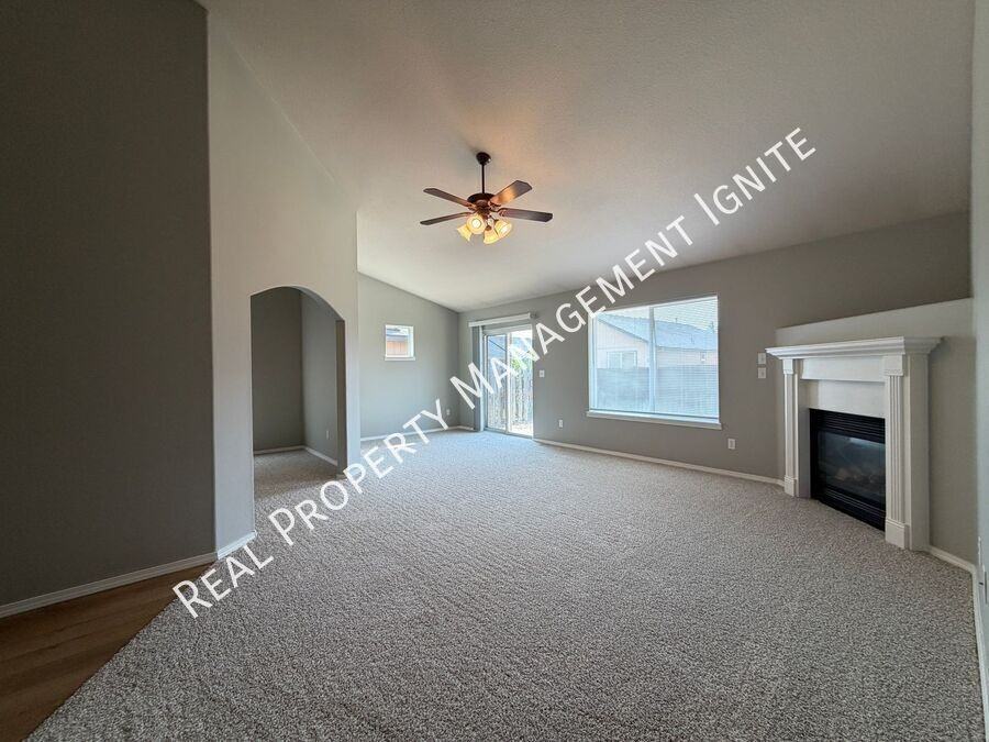 309 Nw Antler Loop - Photo 6 of 17