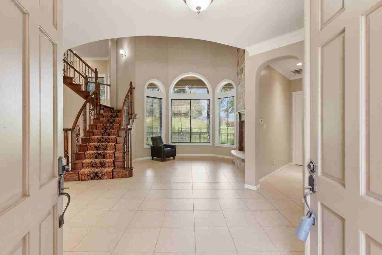 79 Melrose Dr - Photo 4 of 32