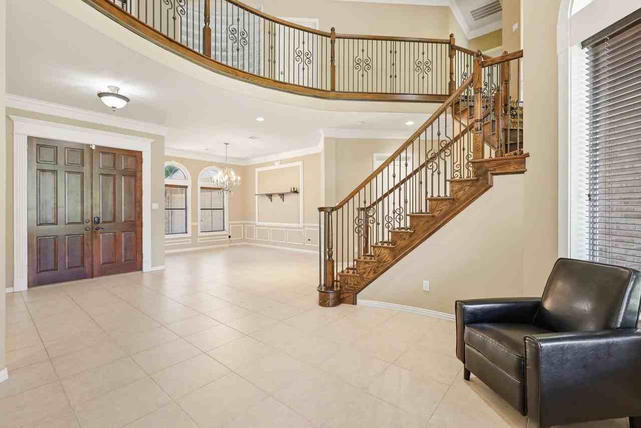 79 Melrose Dr - Photo 6 of 32