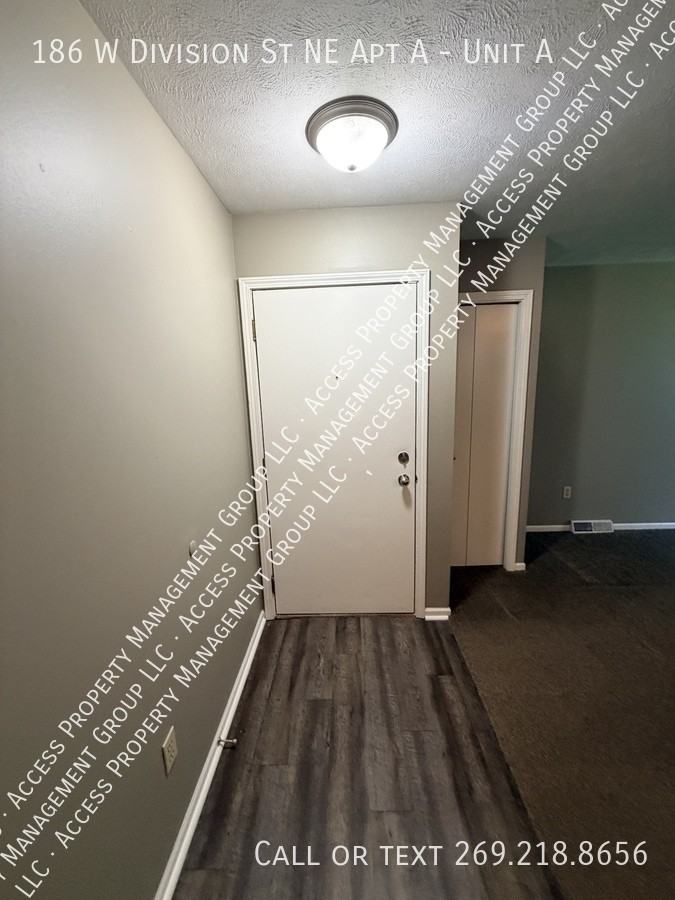 186 W Division St Ne Apt A #A - Photo 3 of 33