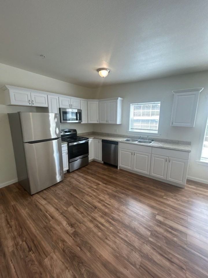 200 Railroad Ave #10 - Photo 4 of 13