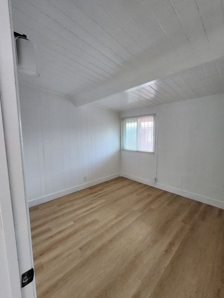 10516 S Inglewood Ave #4 - Photo 3 of 7