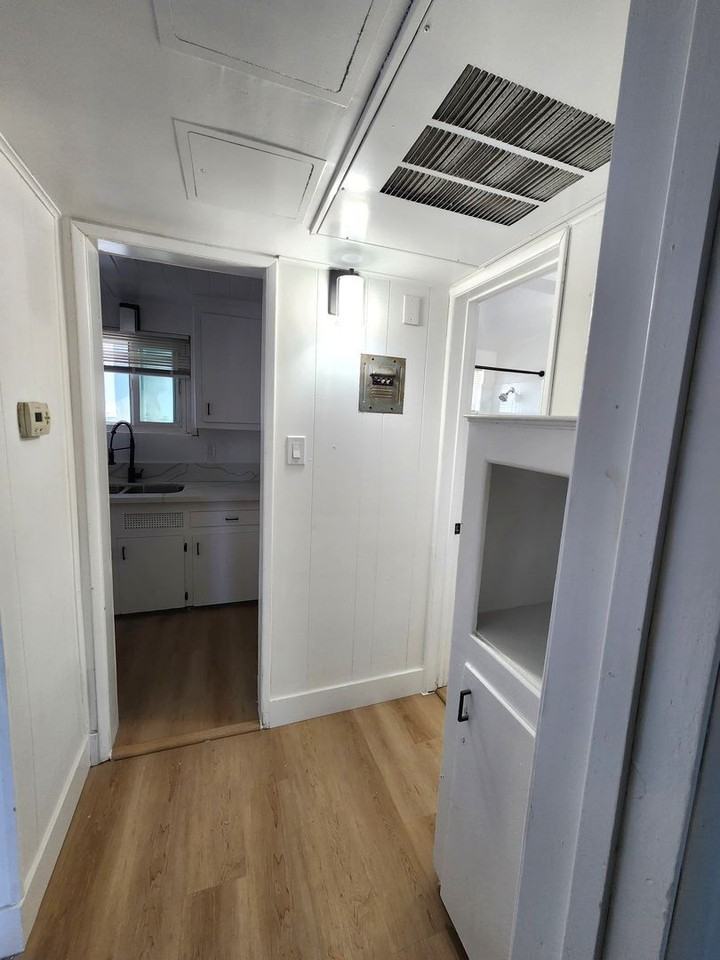 10516 S Inglewood Ave #4 - Photo 6 of 7