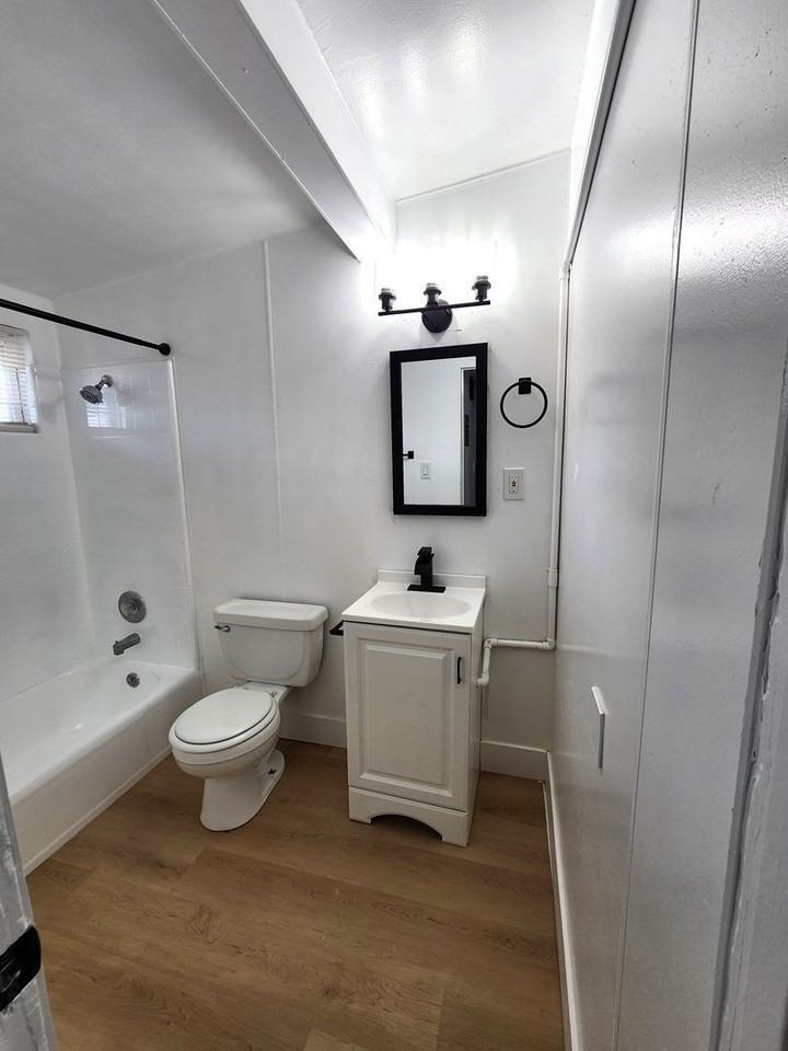10516 S Inglewood Ave #4 - Photo 7 of 7