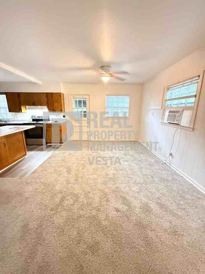 1311 Georgia Ave - Photo 4 of 21
