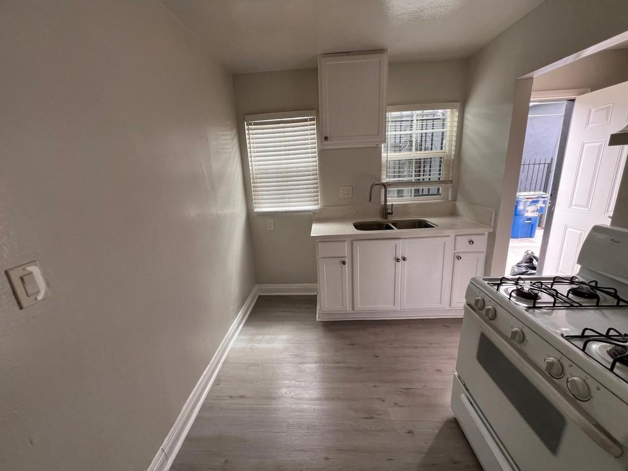 849 1/2 W 84th St - Photo 2 of 7