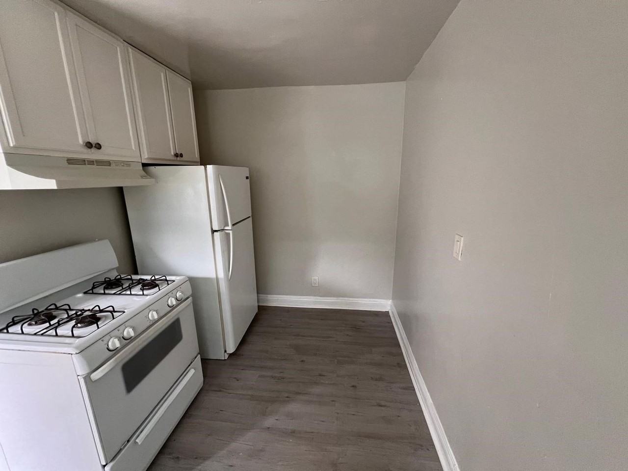 849 1/2 W 84th St - Photo 3 of 7