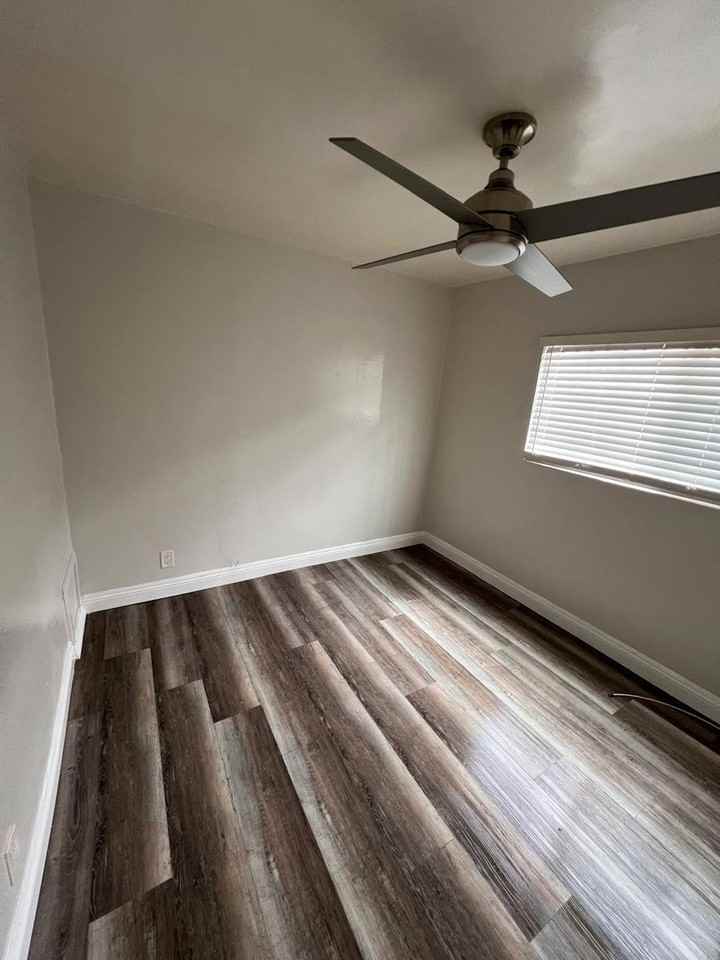 849 1/2 W 84th St - Photo 4 of 7