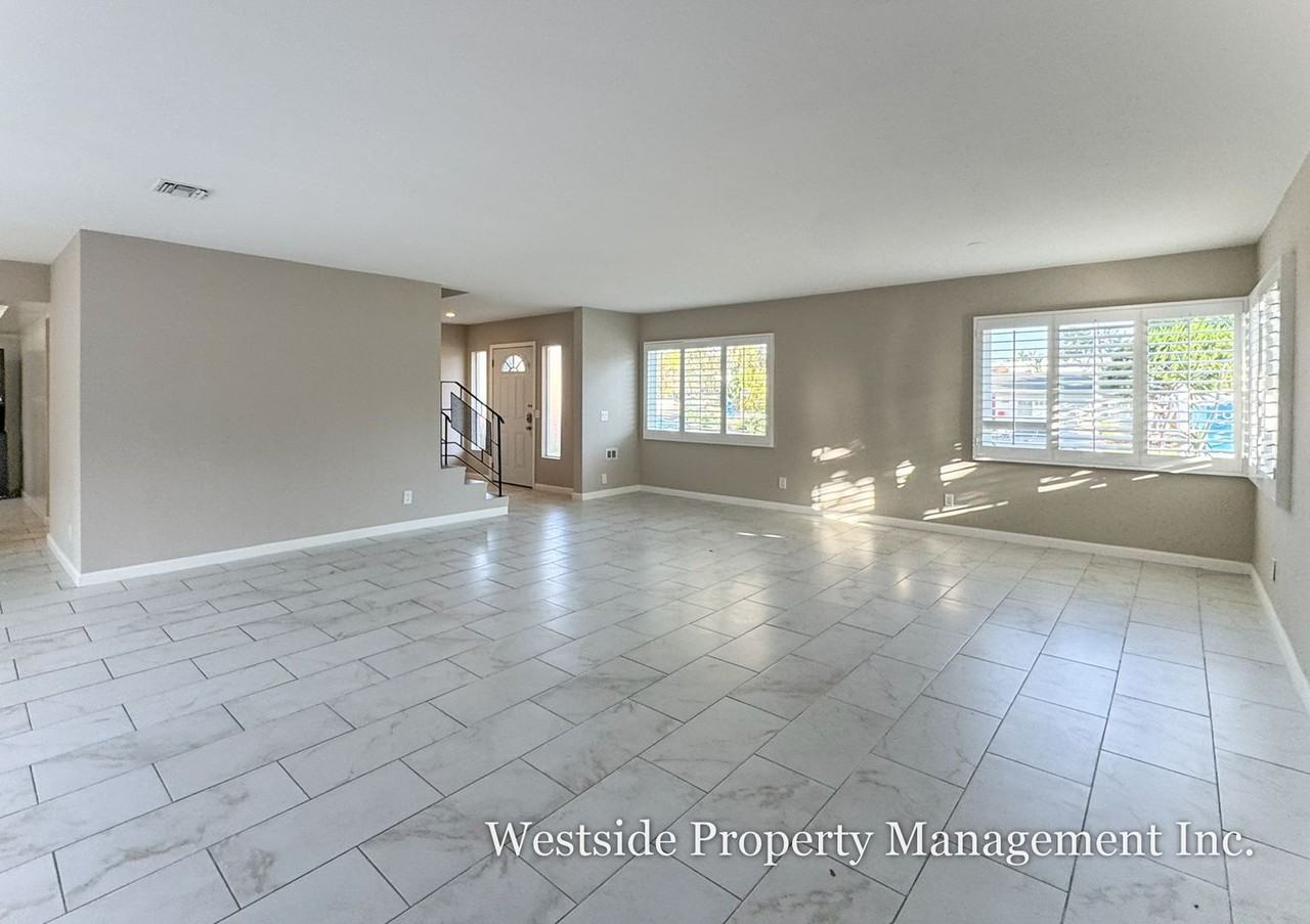 8100 W 83rd St - Photo 5 of 33