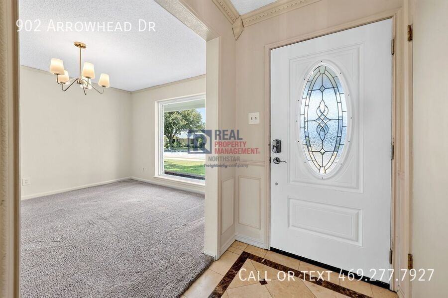 902 Arrowhead Dr - Photo 4 of 34