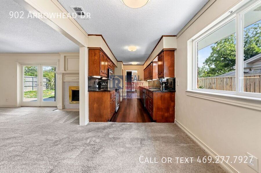 902 Arrowhead Dr - Photo 7 of 34