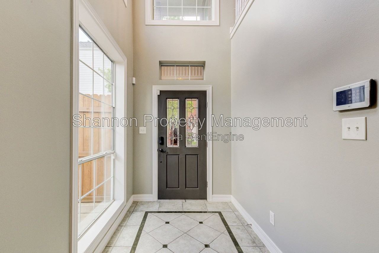 1413 Michigan St - Photo 3 of 29