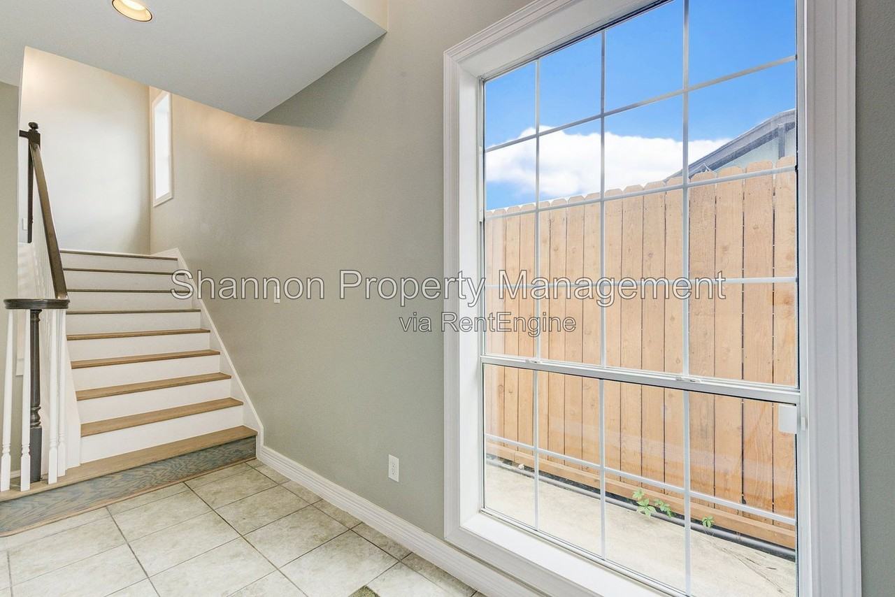 1413 Michigan St - Photo 4 of 29