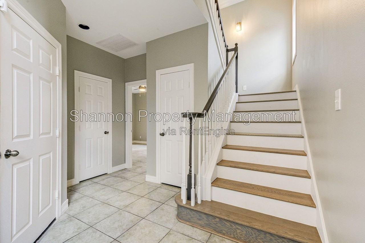 1413 Michigan St - Photo 5 of 29