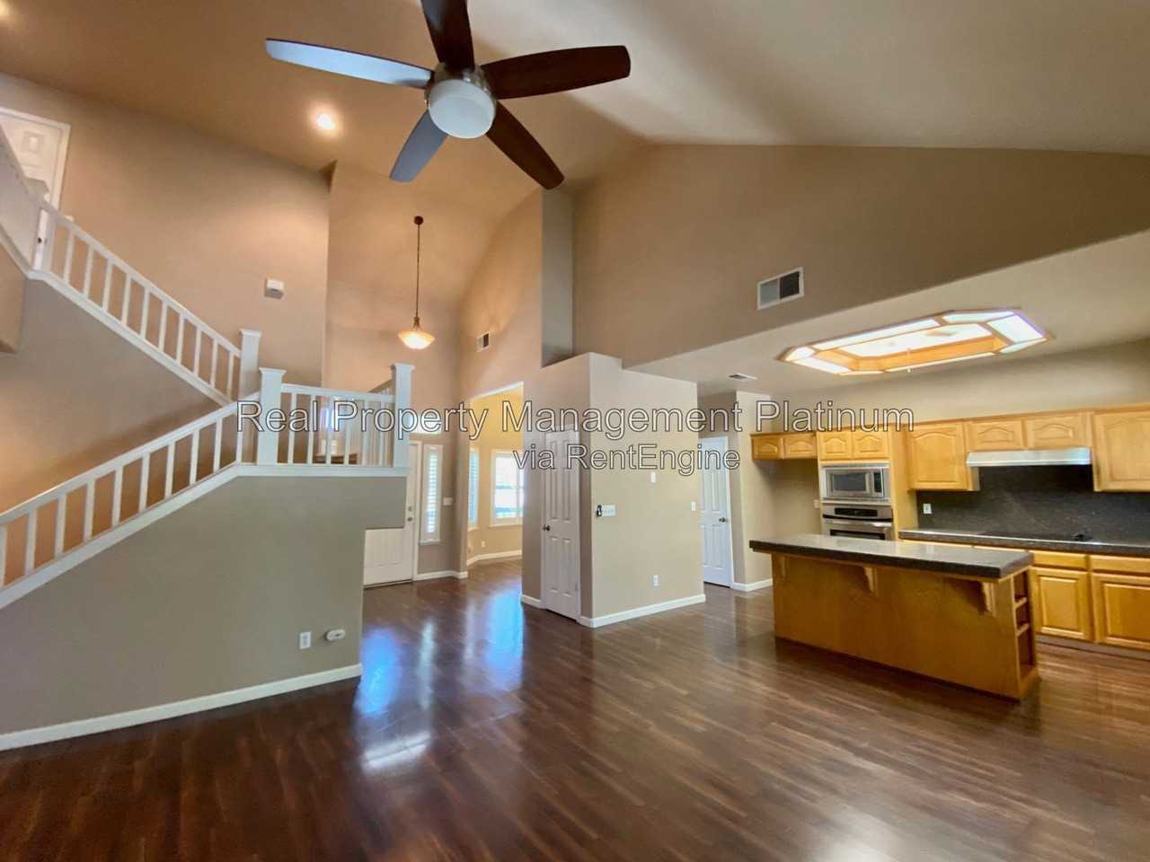 7115 N Cecelia Ave - Photo 3 of 50