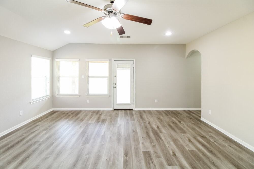 389 Henry St - Photo 5 of 16