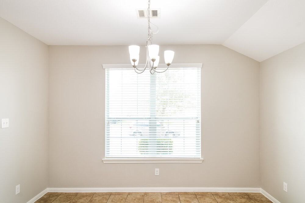 389 Henry St - Photo 6 of 16