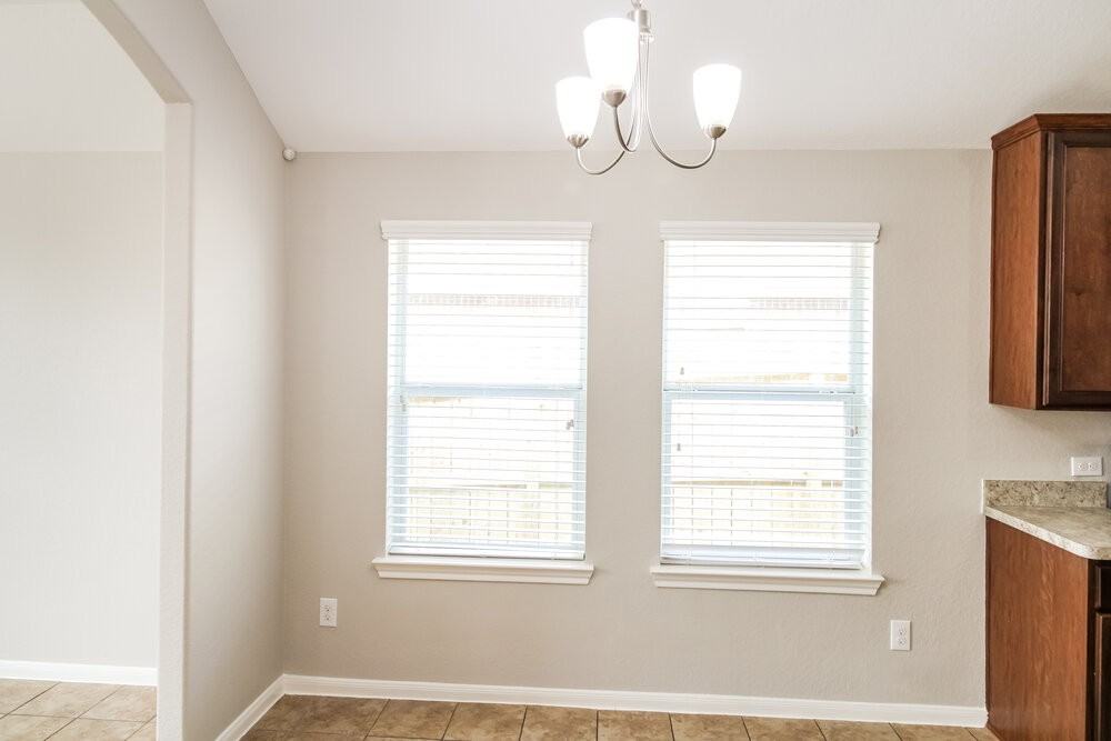 389 Henry St - Photo 7 of 16
