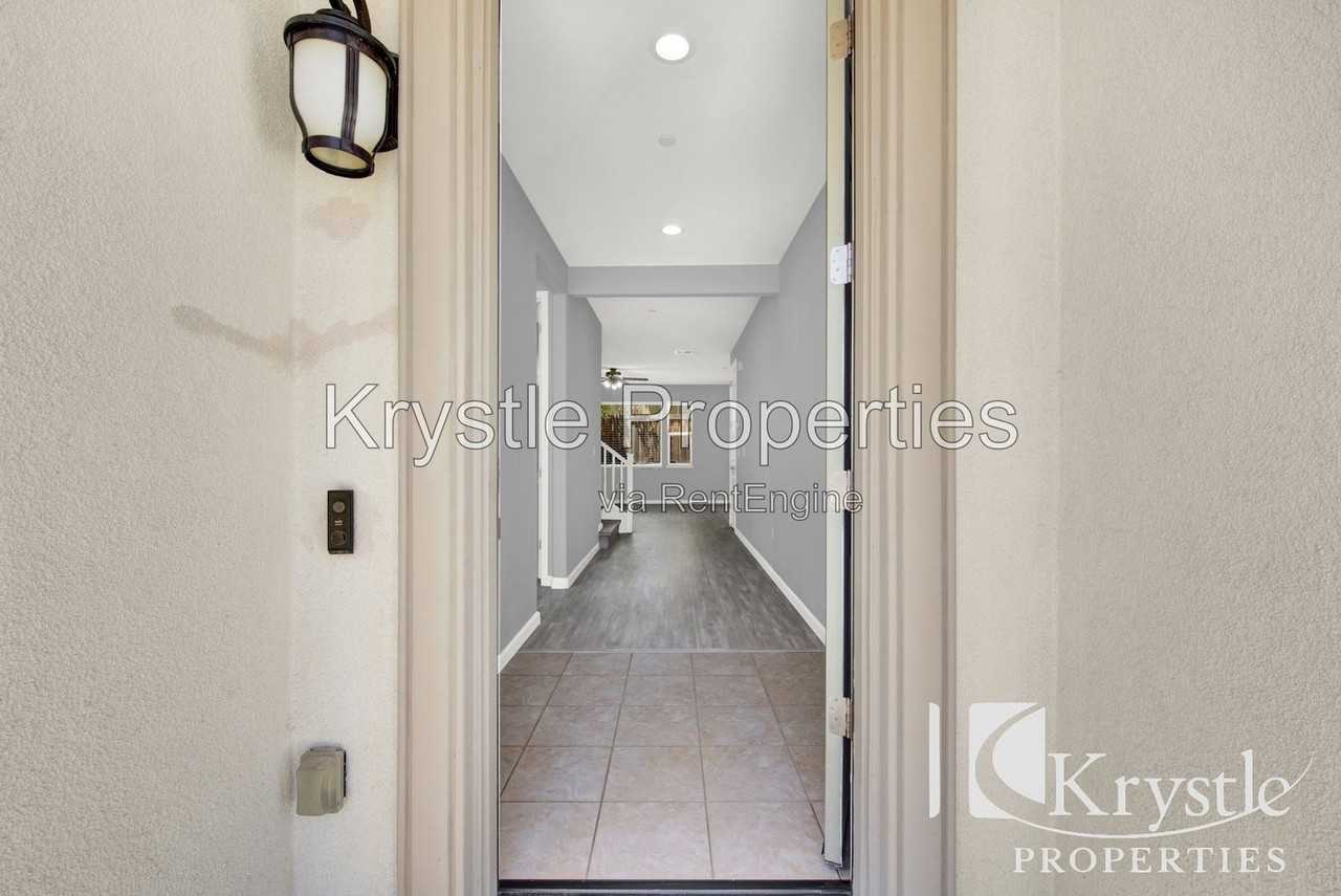 1649 Roma Dr - Photo 7 of 35