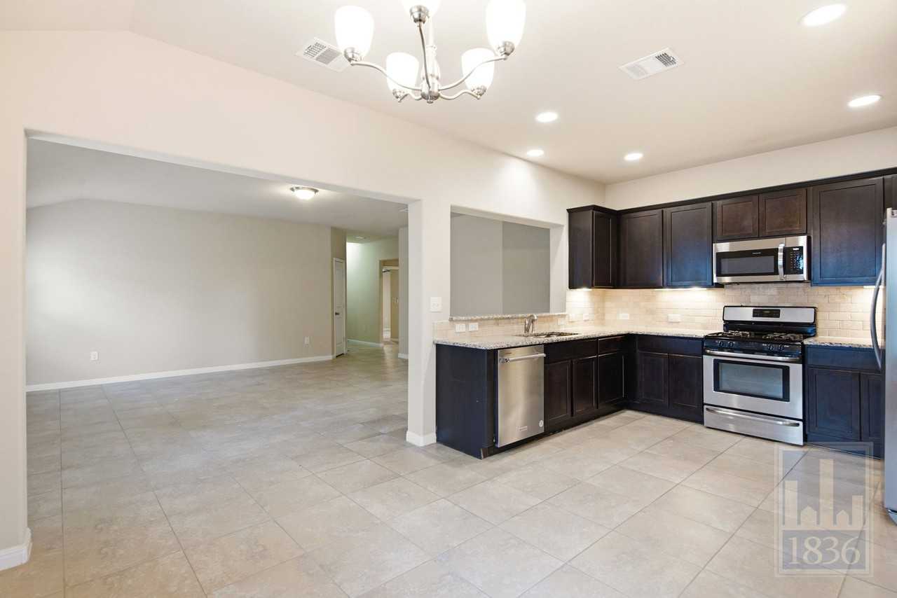 821 Schefer St - Photo 7 of 33
