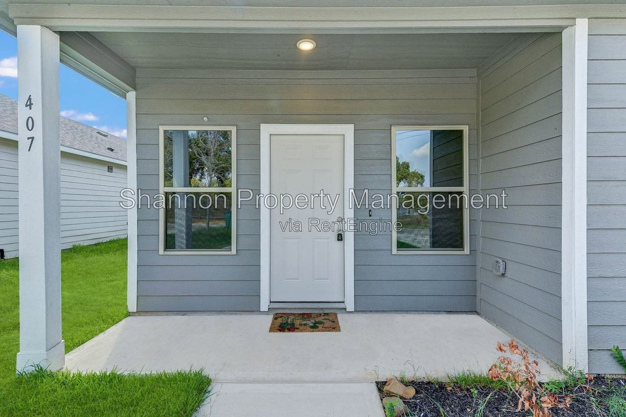 407 E Avenue G - Photo 2 of 28