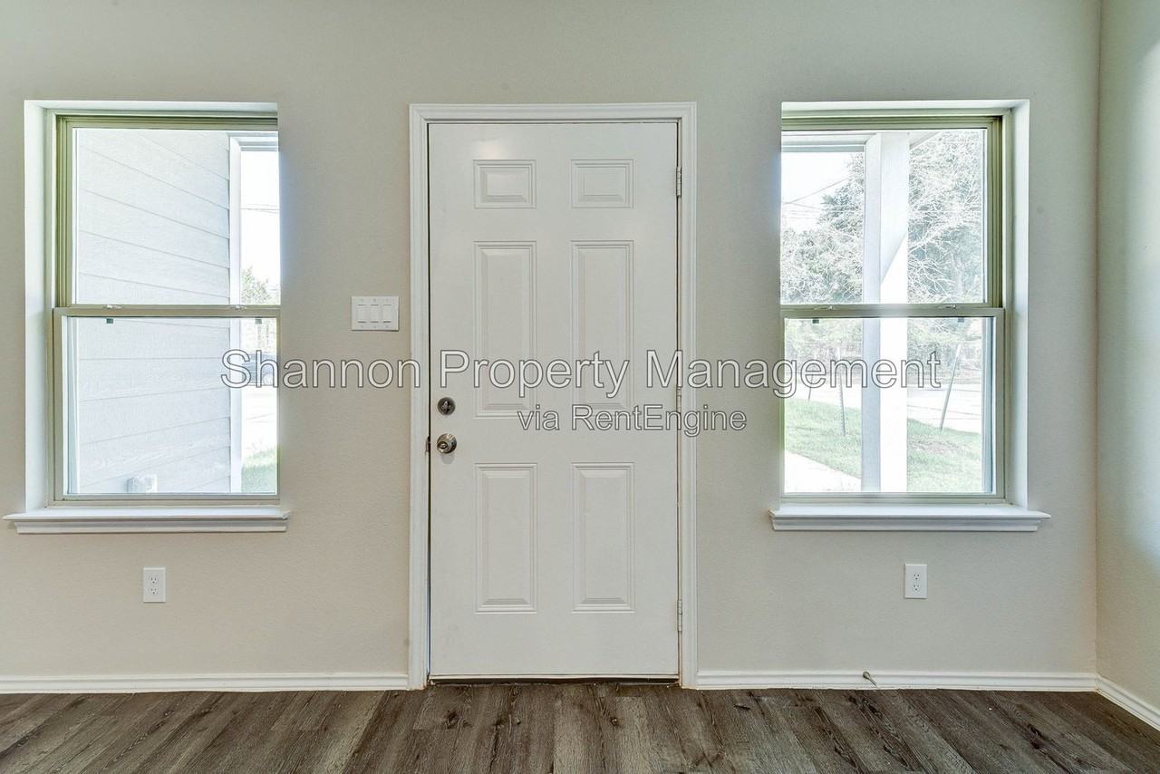 407 E Avenue G - Photo 4 of 28