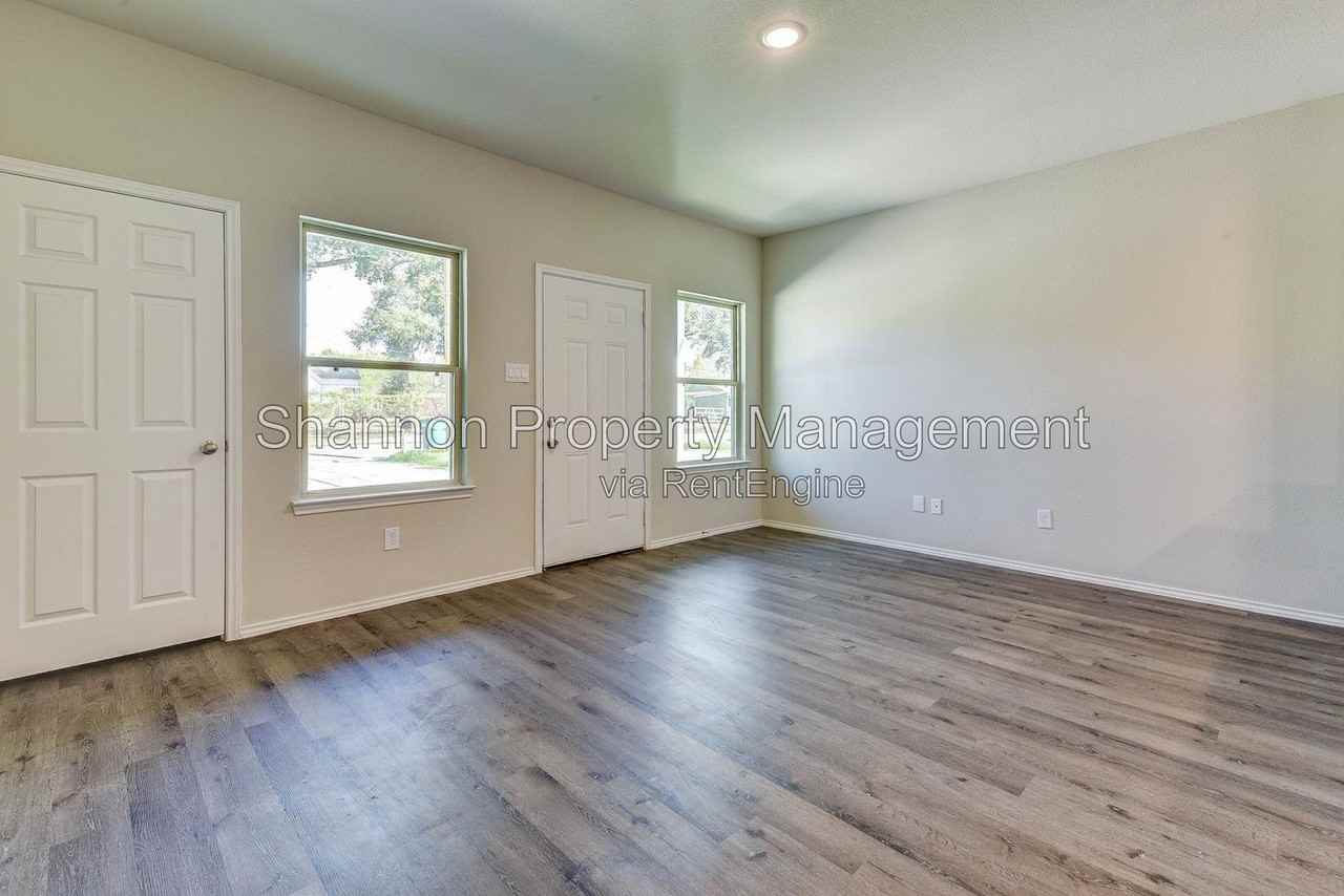 407 E Avenue G - Photo 5 of 28