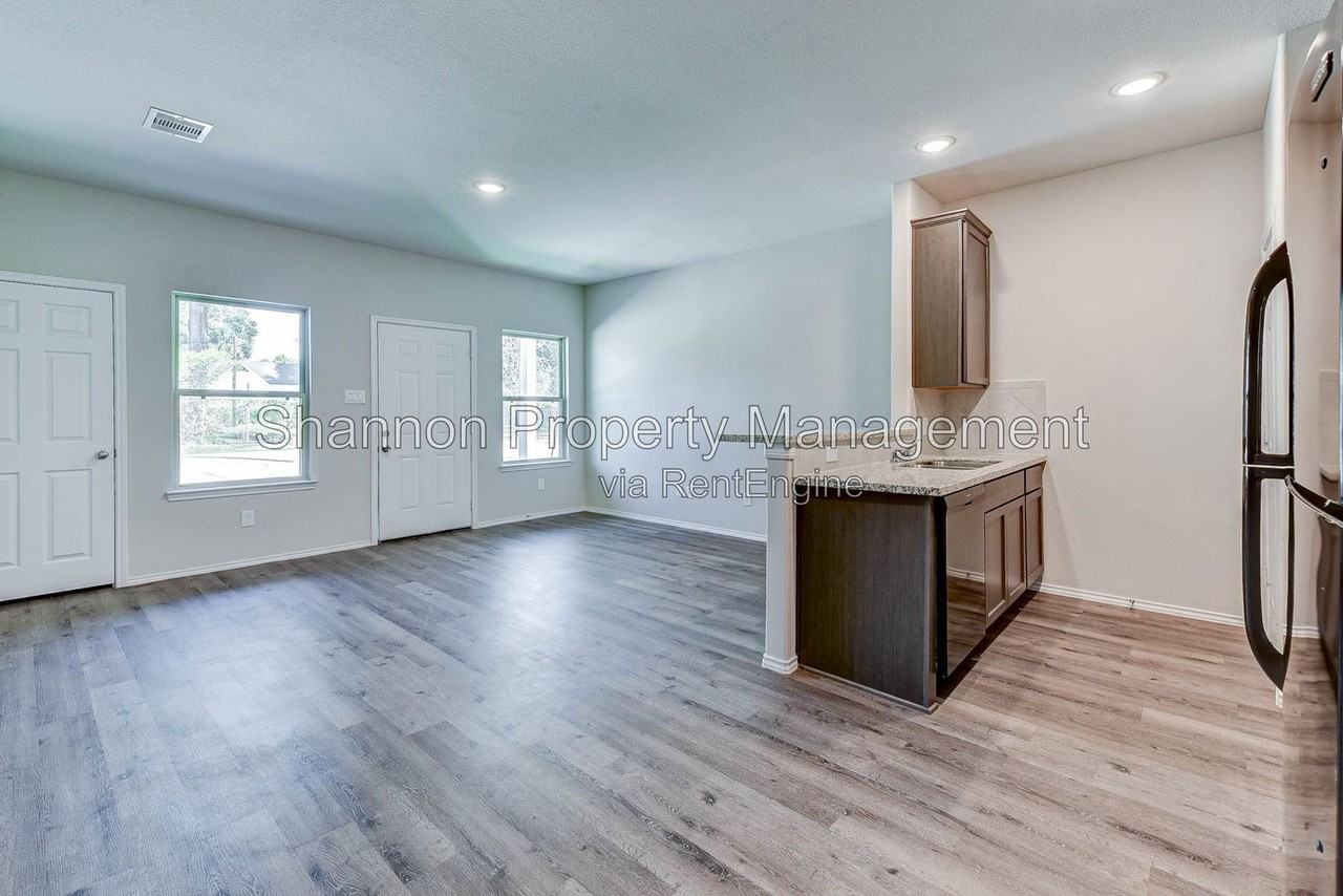 407 E Avenue G - Photo 6 of 28