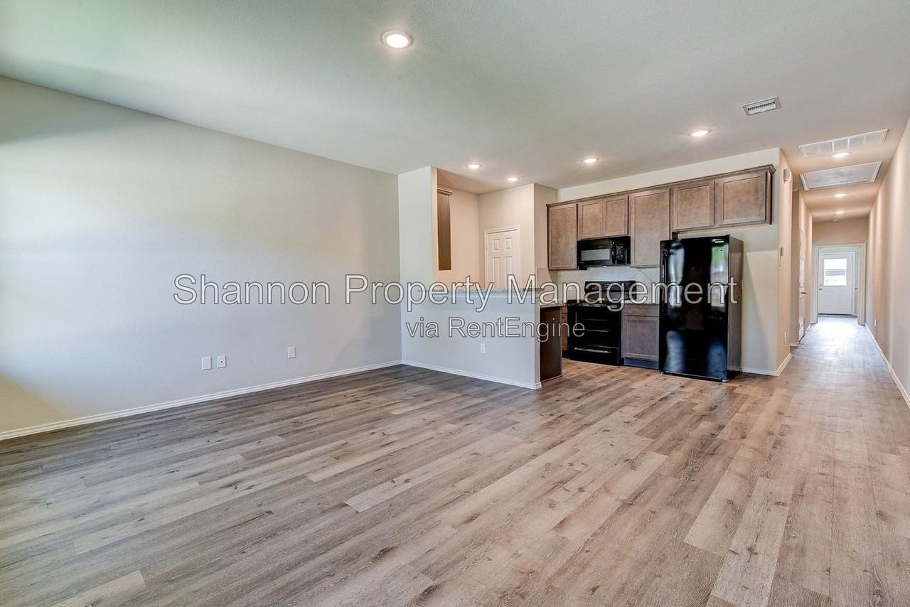 407 E Avenue G - Photo 7 of 28