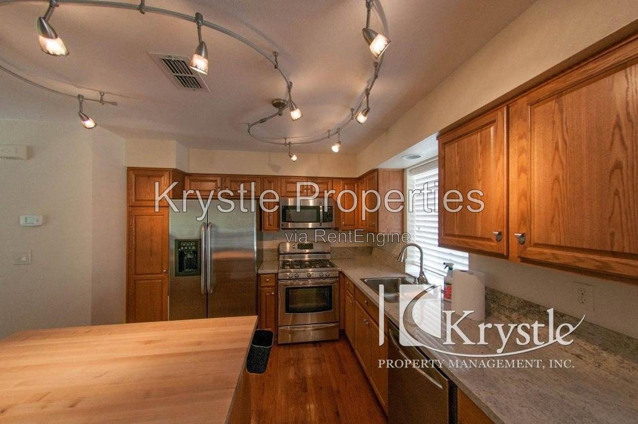496 E E St - Photo 2 of 11