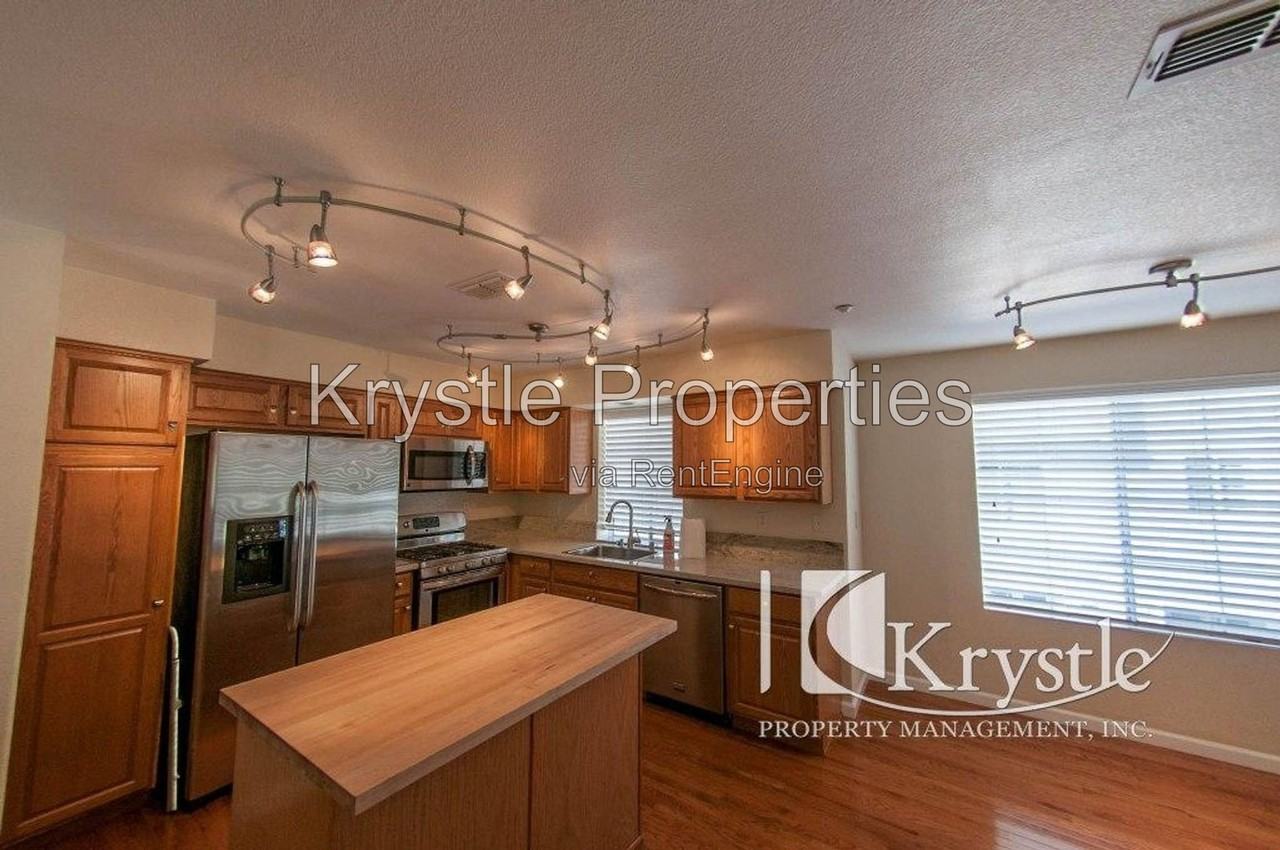 496 E E St - Photo 3 of 11