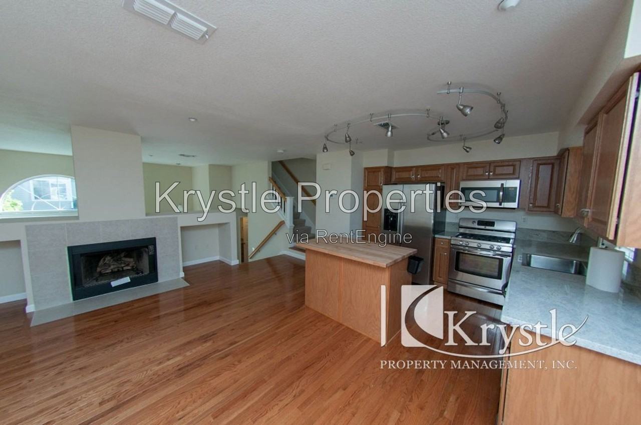 496 E E St - Photo 4 of 11