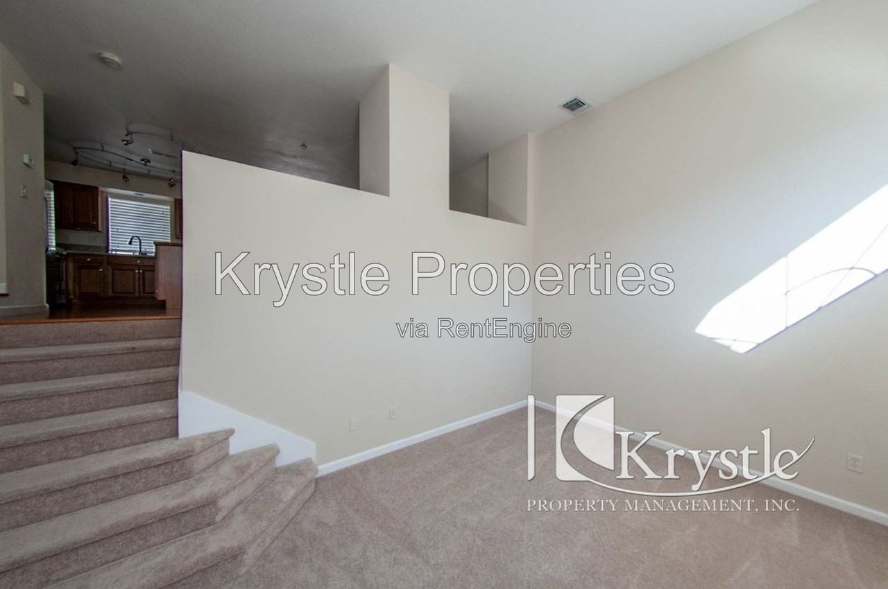496 E E St - Photo 7 of 11