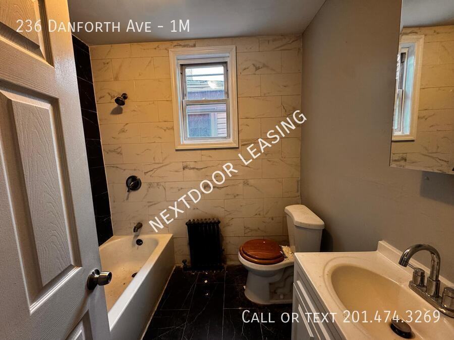 236 Danforth Ave #1M - Photo 3 of 8