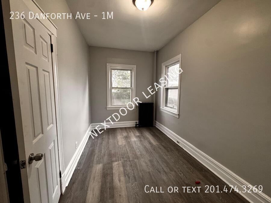 236 Danforth Ave #1M - Photo 5 of 8