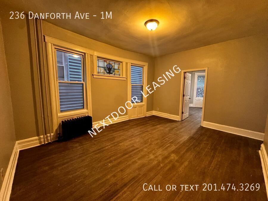 236 Danforth Ave #1M - Photo 6 of 8