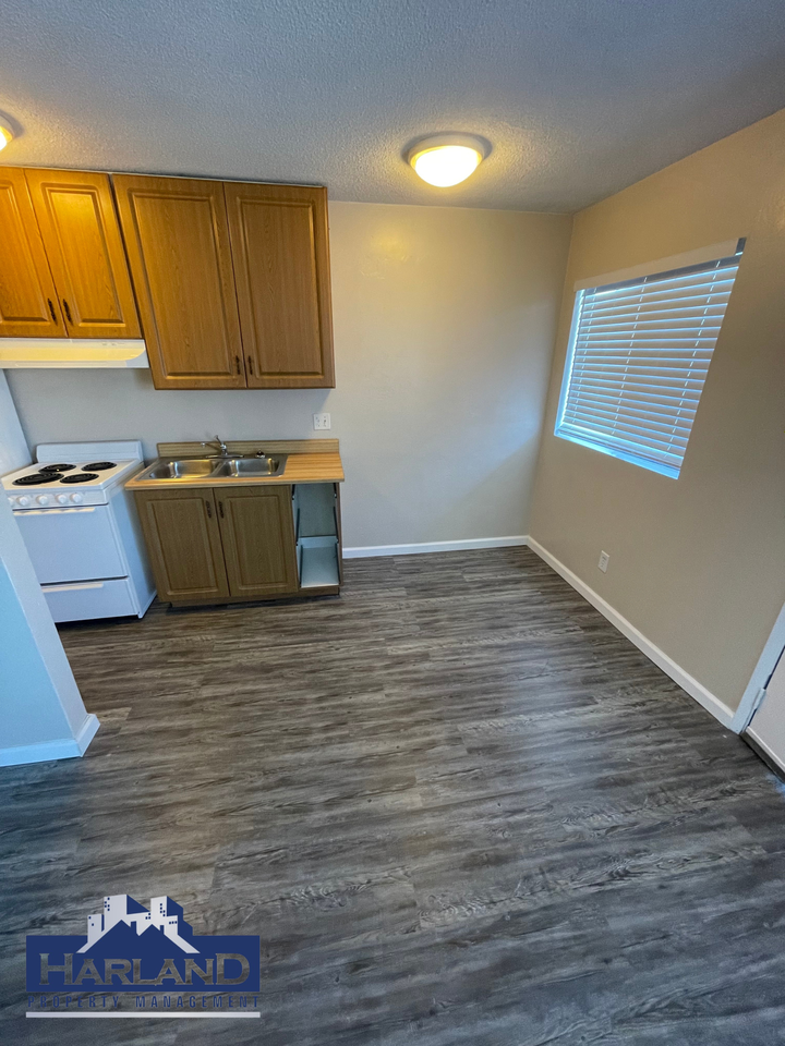 640 E 16th St - Photo 2 of 11