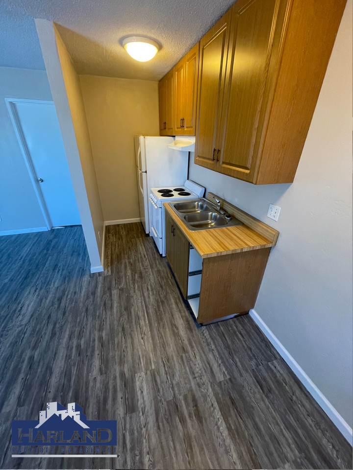 640 E 16th St - Photo 3 of 11
