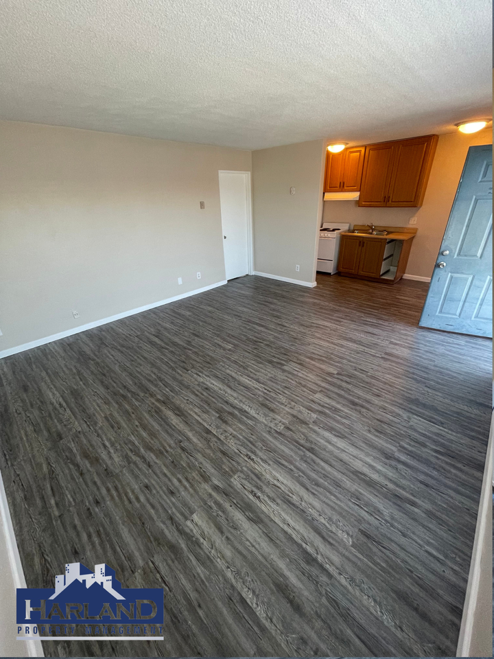 640 E 16th St - Photo 4 of 11