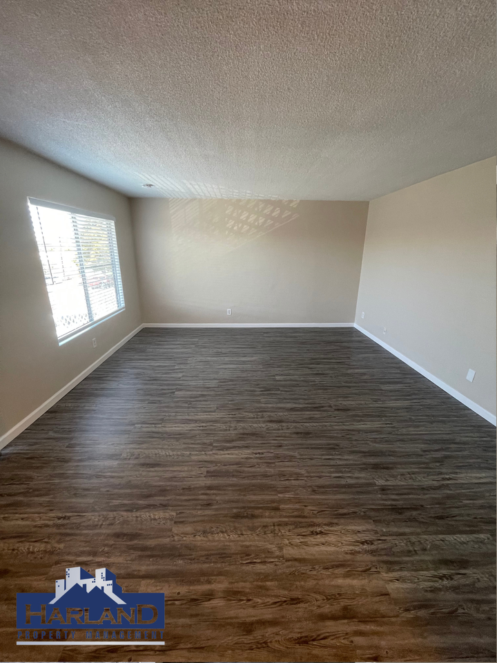 640 E 16th St - Photo 5 of 11