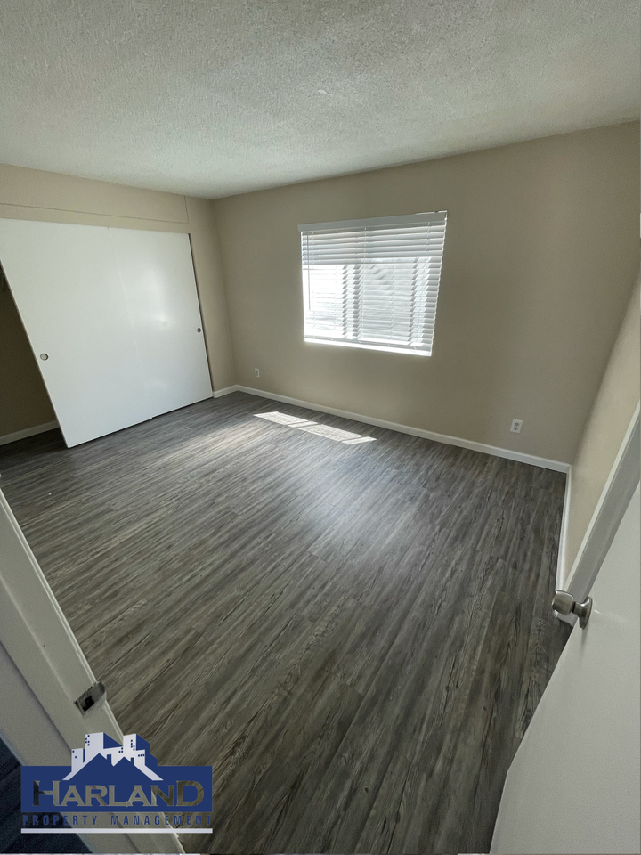 640 E 16th St - Photo 7 of 11